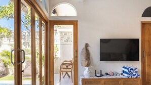 Villa, Balkon, Poolblick | Wohnzimmer | Flachbildfernseher
