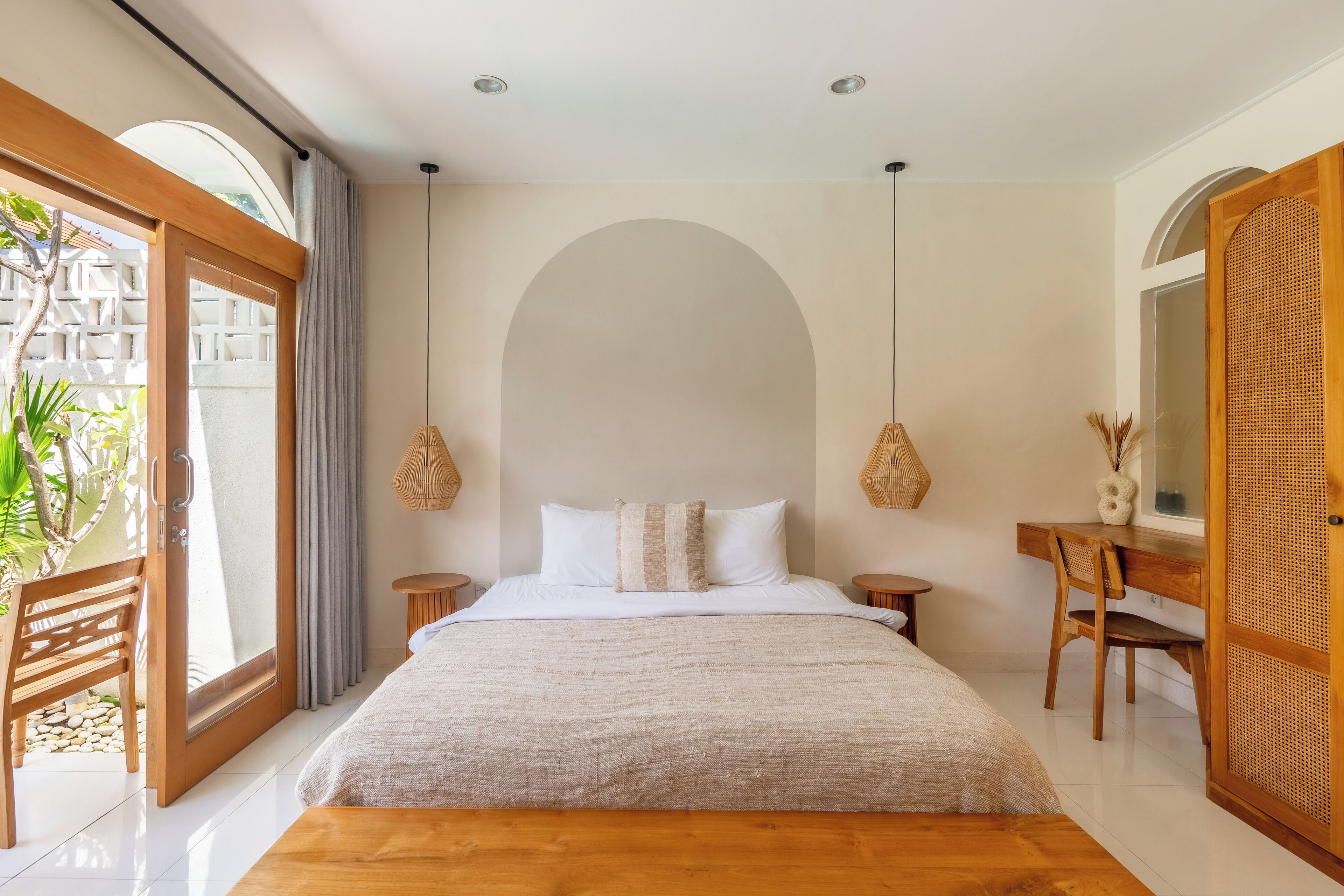 Una camera da letto con un letto grande, arredi in legno e vista sull'esterno.