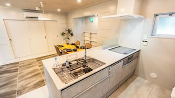 2 多间卧室、熨斗/熨衣板、免费 WiFi、床单
