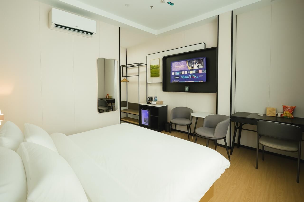 Minibar, soundproofing, free WiFi, bed sheets