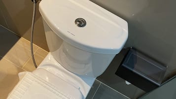 Gratis toiletartikelen, een haardroger, pantoffels, een bidet