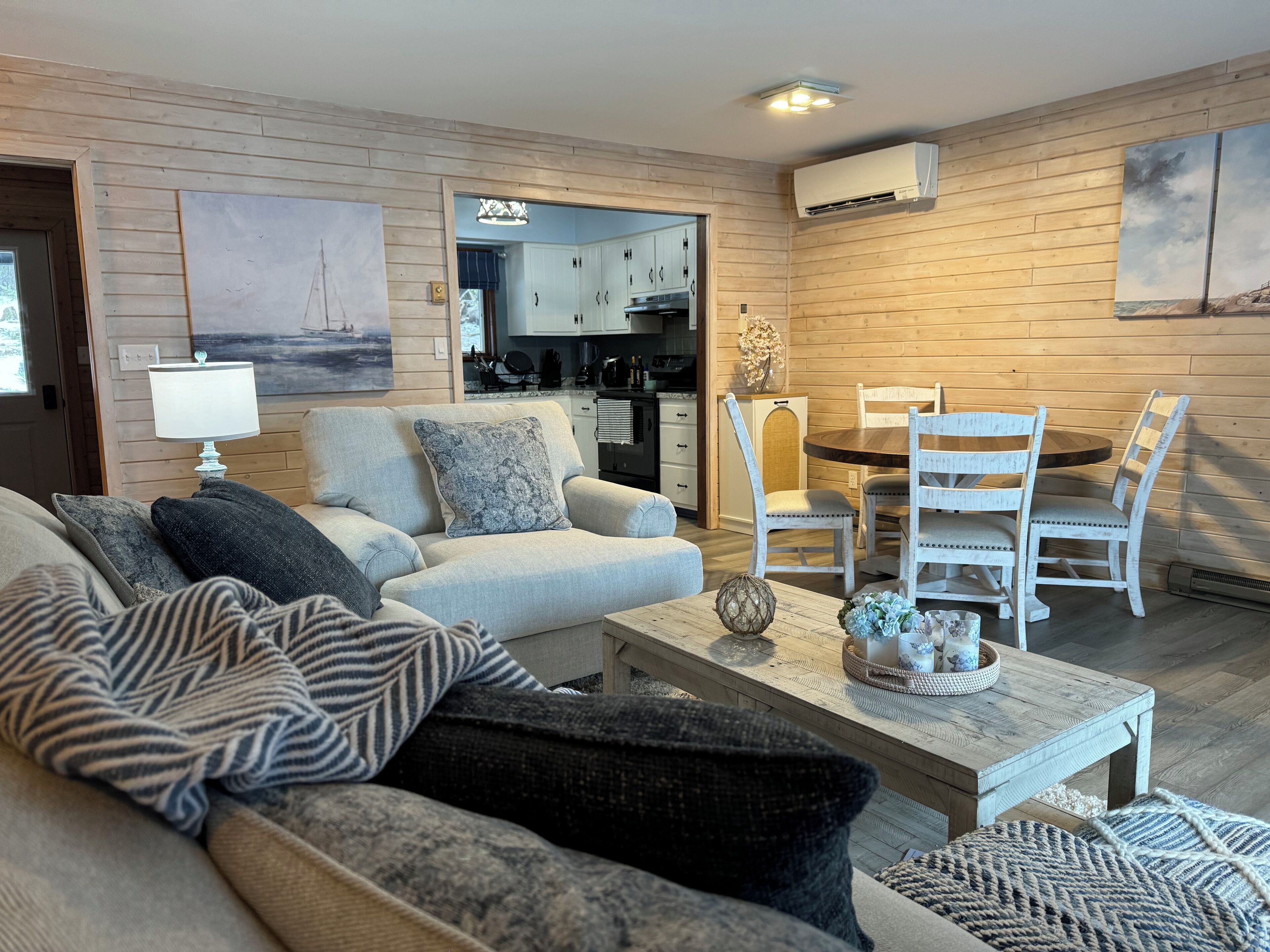 Una sala de estar acogedora con sofá, mesa de centro y comedor.