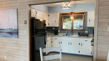 KĂŒhlschrank, Mikrowelle, Ofen, Herdplatte