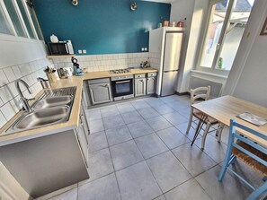 Geladeira, micro-ondas, fogão, cooktop