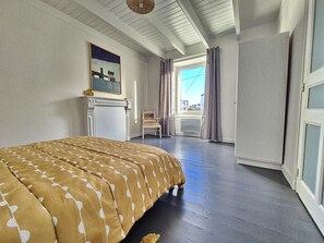 4 bedrooms, desk, iron/ironing board, free WiFi