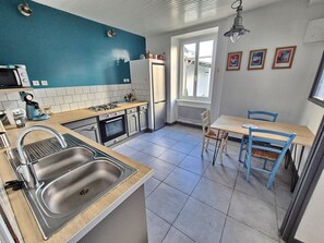Een koelkast, een magnetron, een oven, een kookplaat
