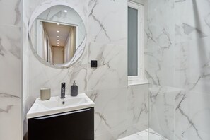 Appartement | Salle de bain | Séchoir à cheveux, savon, shampooing