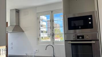 Een koelkast, een oven, een kookplaat, een vaatwasser