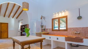 Une cuisine moderne avec une table en bois, un évier et une fenêtre.