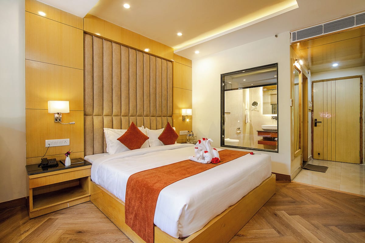 Habitación doble de lujo, balcón, vista al río | Ropa de cama de alta calidad y minibar