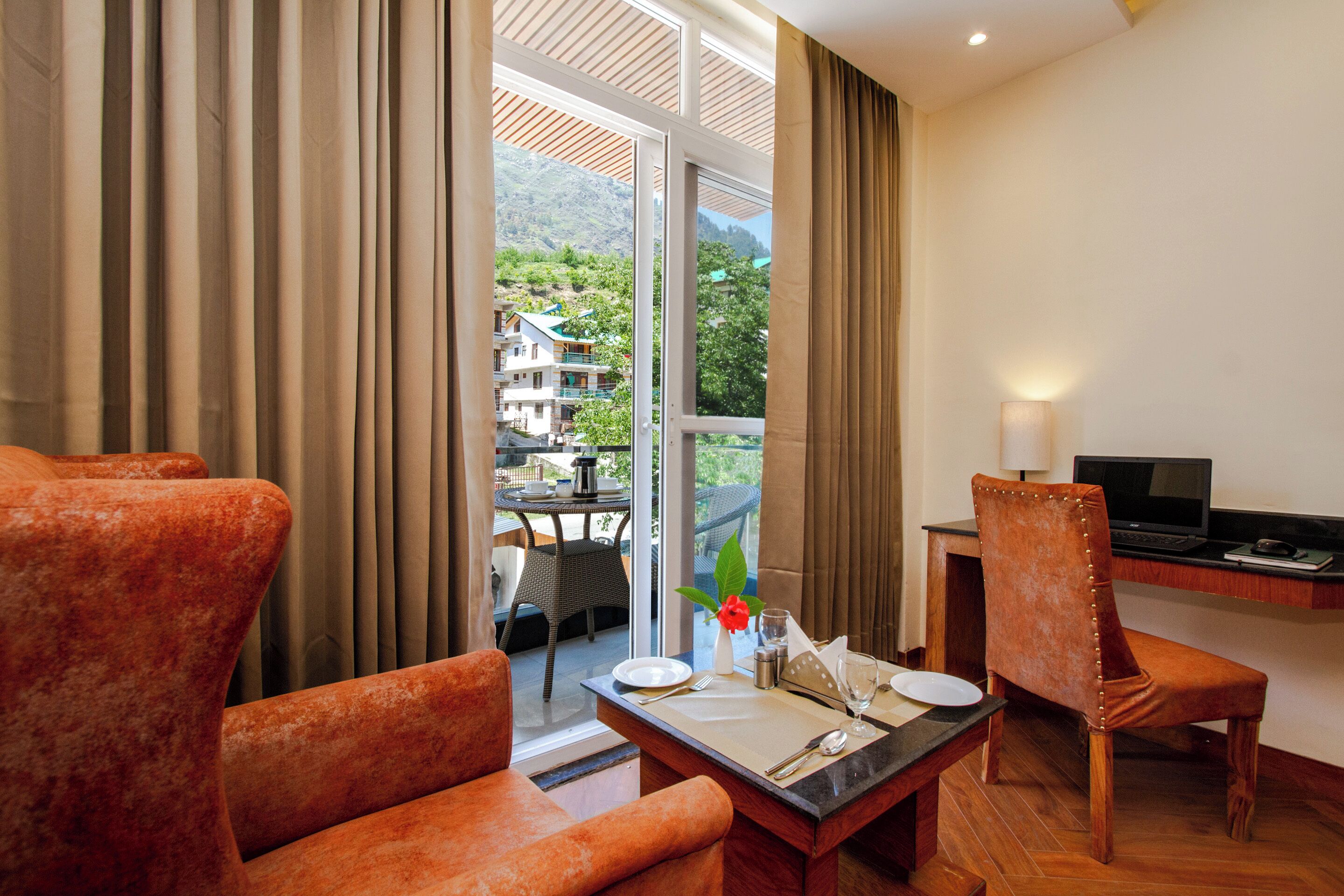 行政客房 | 起居区 | 43-英寸LED 电视（配备有线频道）、书、加热地板