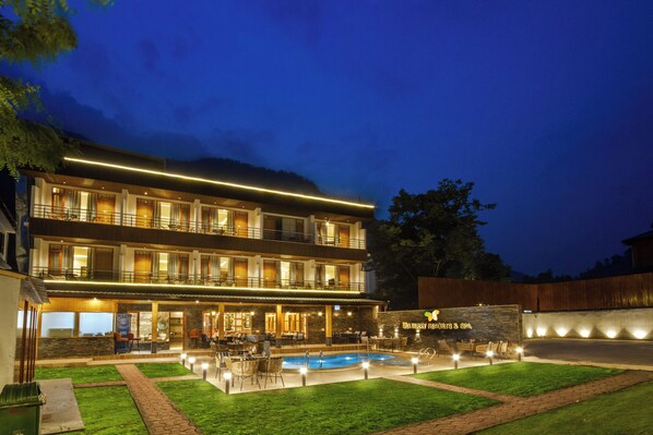 A two-story hotel with a swimming pool and outdoor seating area. - Mulberry Resort Centrally Heated Boutique Retreat (Manali)
