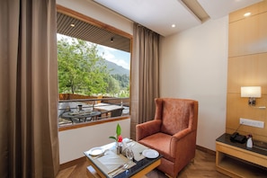 Luksus-dobbeltrom, balkong, elveutsikt | Oppholdsområde | En 43-tommers LED-TV med kabel-kanaler samt bøker og oppvarmet gulv