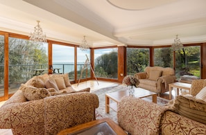 TV, fireplace - Luccombe Chine House (Shanklin)