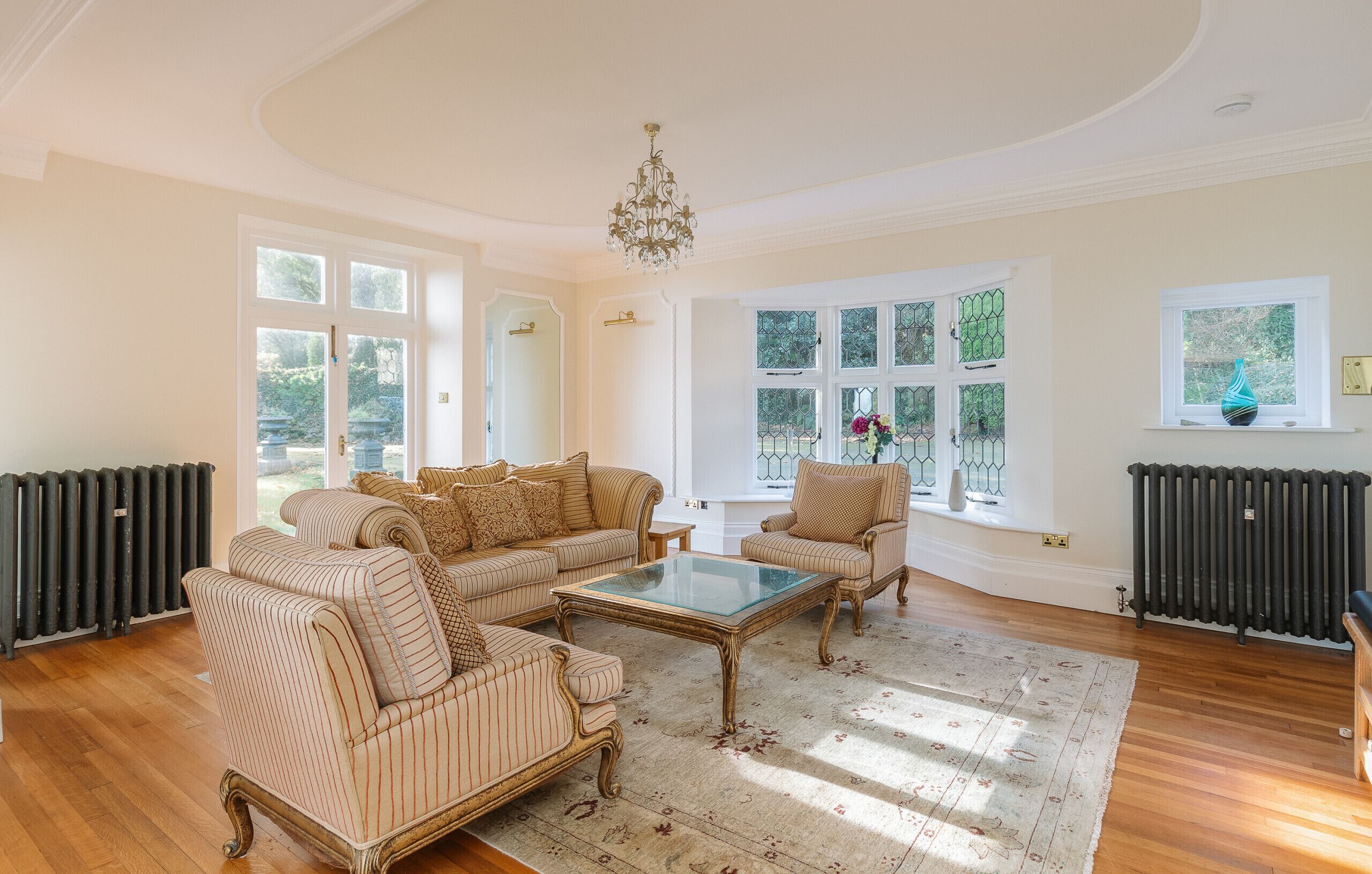 Een televisie en een open haard