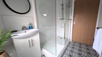 Shower, hair dryer, towels