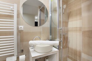 Apartment | Bathroom - Modern Apartment 2 Bedrooms - Center of Paris (Paris)
