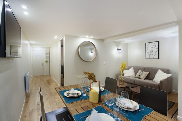 Dining - Superb Apartment 2 Bedrooms Center of Paris (Paris)
