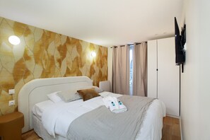 Laptop workspace, iron/ironing board, bed sheets - Modern Apartment 2 Bedrooms - Center of Paris (Paris)