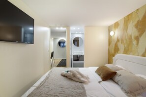 Laptop workspace, iron/ironing board, bed sheets - Superb Apartment 2 Bedrooms Center of Paris (Paris)