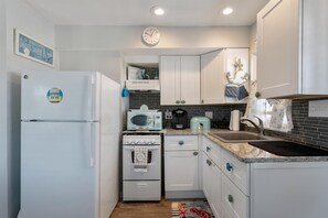 Fridge, oven, coffee/tea maker, blender