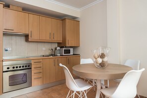 Fridge, microwave, oven, stovetop - Bonanza 5 - Apartment In Colònia De Sant Jordi (Colonia De Sant Jordi, Illes Balears)