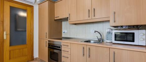 Jääkaappi, mikroaaltouuni, uuni, kahvin-/teenkeitin