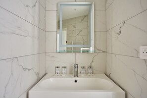 Apartment | Badezimmer | Haartrockner, Seife, Shampoo