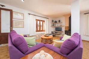 Televisión, reproductor de DVD, mesa de ping pong