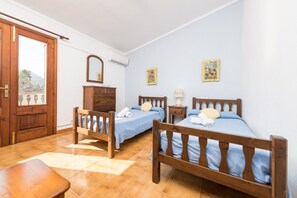 4 Schlafzimmer, Bügeleisen/Bügelbrett