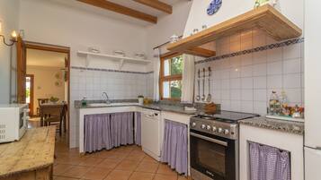 Een koelkast, een magnetron, een oven, een vaatwasser