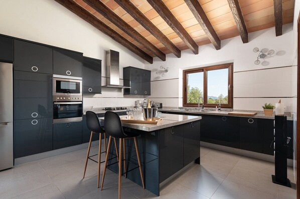 Kjøleskap, mikrobølgeovn, ovn og kokeplater