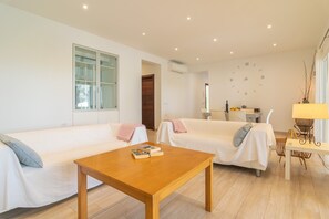 TV - Cala Llonga - Villa With Private Pool In Cala D'or (Cala D'or, Illes Balears)
