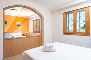 3 habitaciones y tabla de planchar con plancha