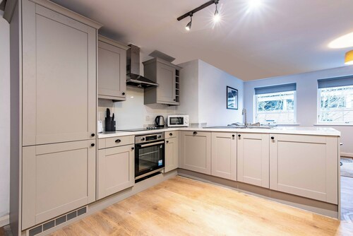 2BR Apartment with Parking, Close to York Centre