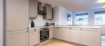 2BR Apartment with Parking, Close to York Centre