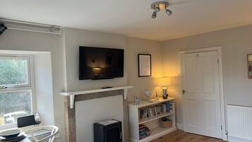 Cottage, 1 phòng ngủ | Khu phòng khách | TV LCD 32-inch có truyền hình cáp