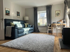 คอทเทจ, 1 ห้องนอน | บริเวณนั่งเล่น | ทีวีจอแอลซีดี 32 นิ้ว พร้อมช่องเคเบิล