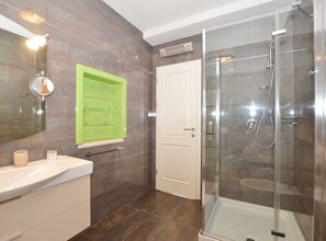 Apartment (Standard Twin Room) | Bilik Mandi | Pancuran mandi, tuala disediakan 