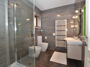 Apartment (Standard Twin Room) | Bathroom - Georgeous and Warm Living Downtown Rovinj (Rovinj)