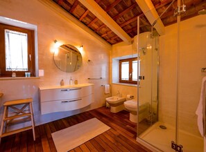 Appartement (Standard Studio Apartment) | Salle de bain | Douche, serviettes fournies