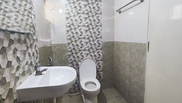 Classic Room | Bathroom | Shower, towels