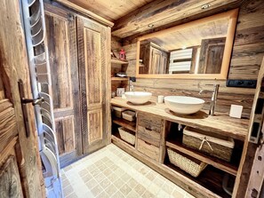 Haartrockner, Handtücher, Seife, Toilettenpapier
