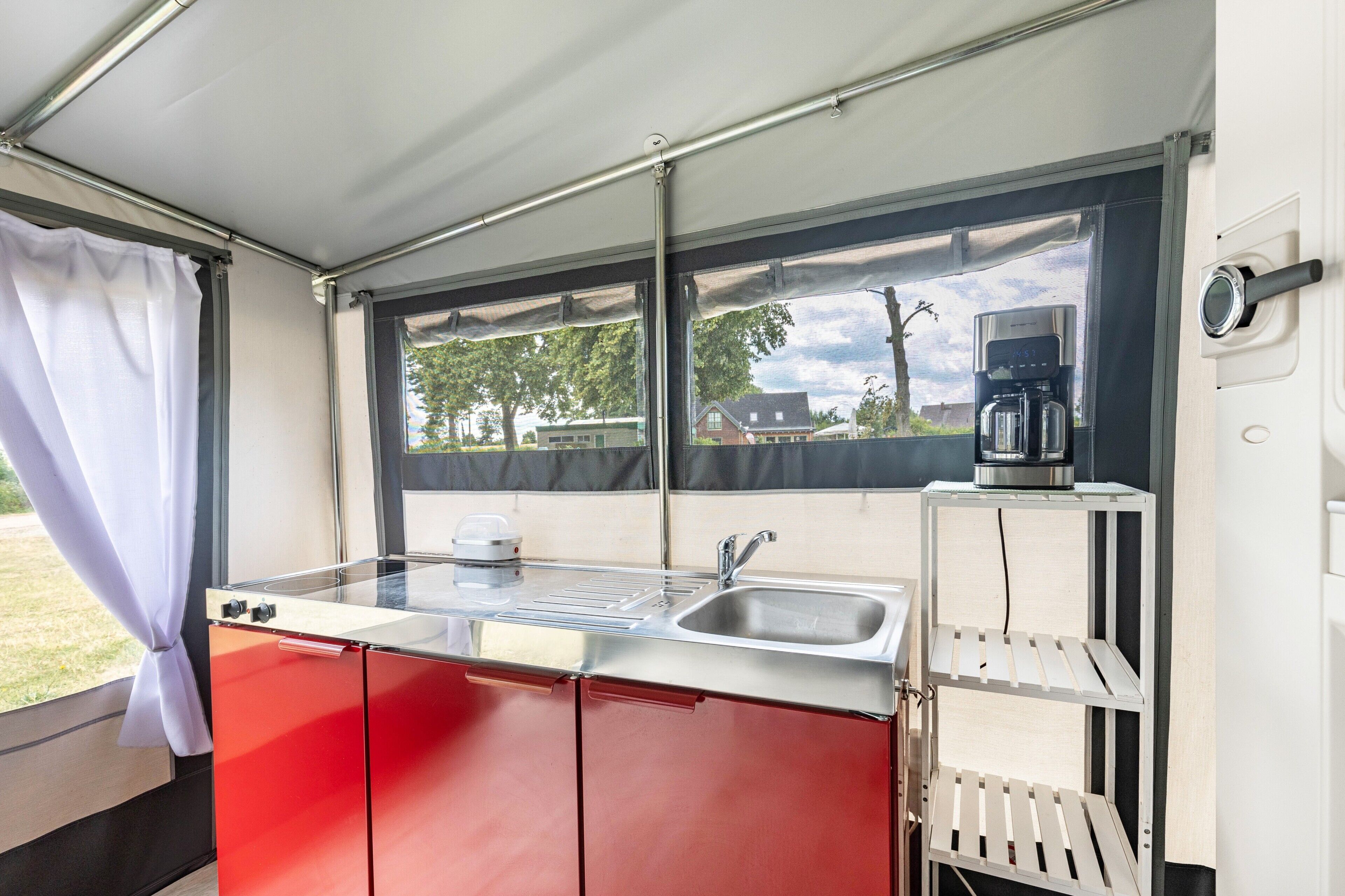 Kylskåp, spishäll, kaffe- och tebryggare och grytor/köksredskap