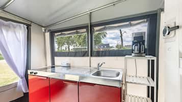 KylskÄp, spishÀll, kaffe- och tebryggare och grytor/köksredskap