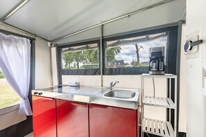 Kylskåp, spishäll, kaffe- och tebryggare och grytor/köksredskap