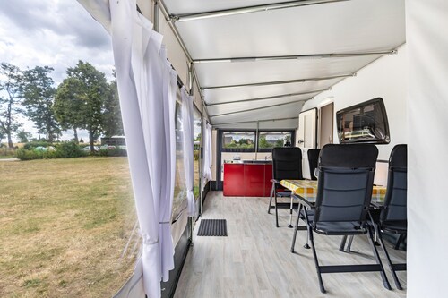 Wohnwagen 'Max 2 Erw Und 2 Kd' mit Seelage, Gemeinschaftsgarten und Wi-Fi