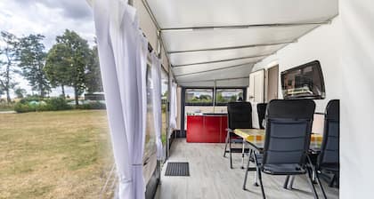 Wohnwagen 'Max 2 Erw Und 2 Kd' mit Seelage, Gemeinschaftsgarten und Wi-Fi