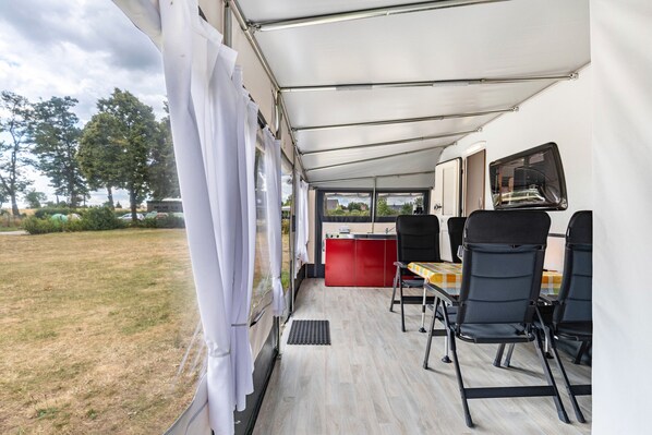 Outdoor dining - Caravan 'Max 2 Erw Und 2 Kd' with Shared Garden and Wi-Fi (Zeschdorf)