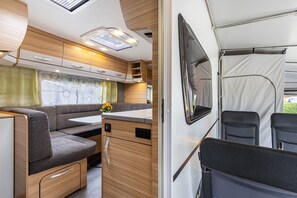 Interior - Caravan 'Max 2 Erw Und 2 Kd' with Shared Garden and Wi-Fi (Zeschdorf)